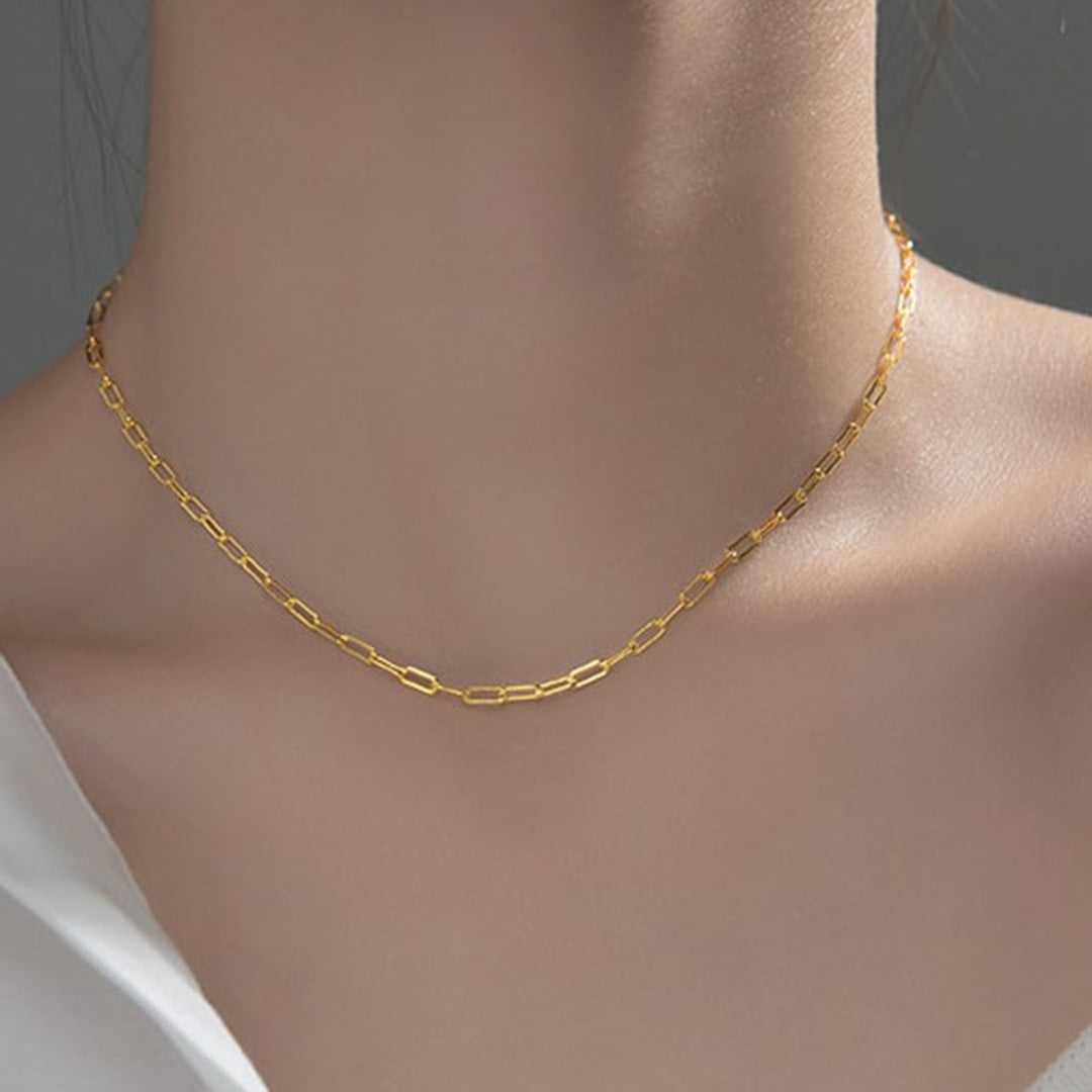 Optisch wie Goldschmuck stellt sich diese Silberkette am Hals eines Models dar.