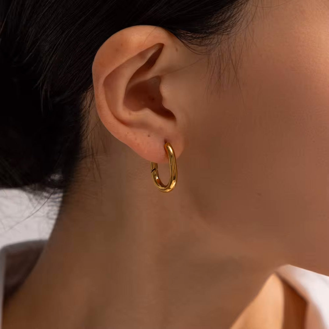 Wasserfeste rechteckige Ohrringe von 1887Gem in Edelstahl vergoldet am Model. Jetzt online kaufen.