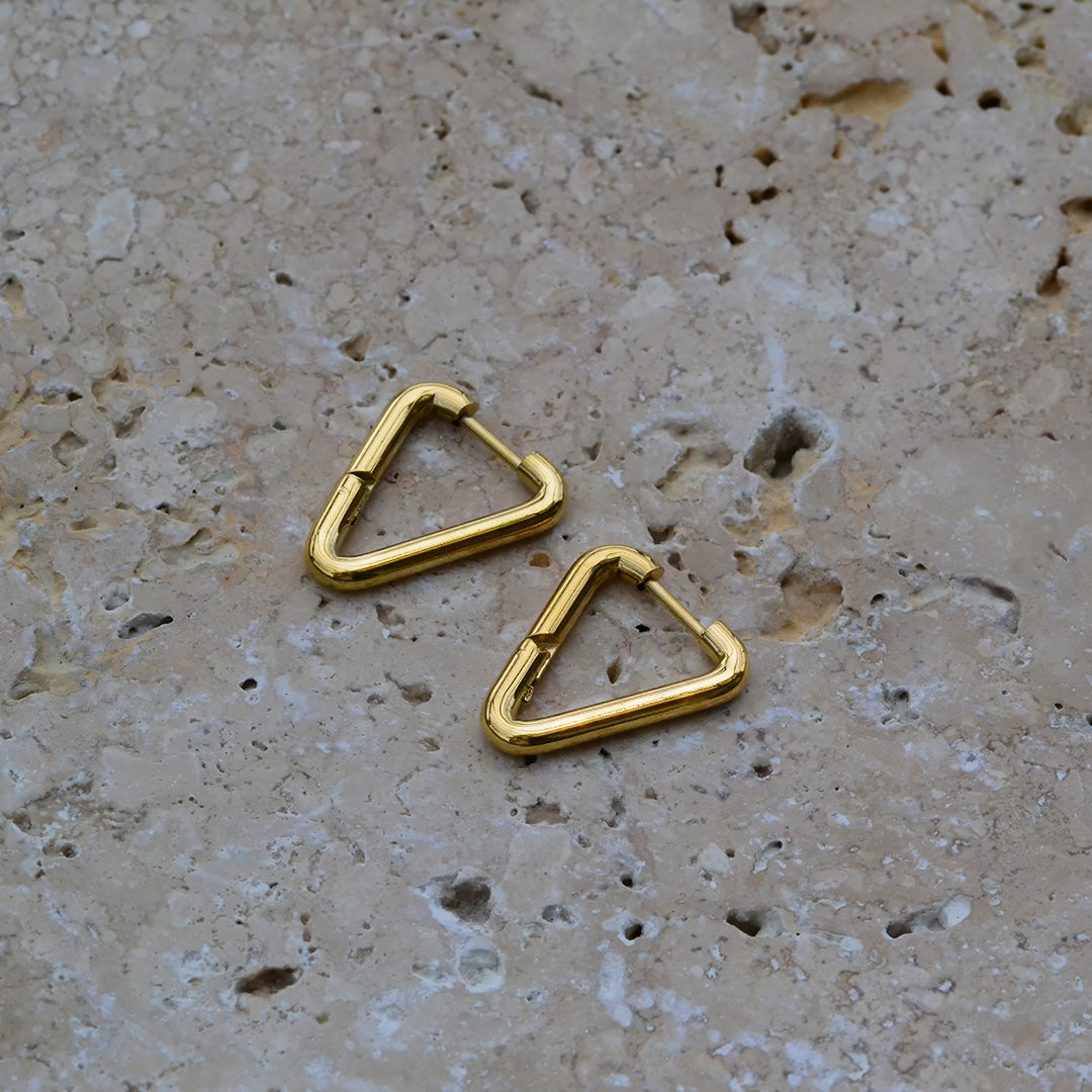Wasserfeste dreieckige Ohrringe vom Onlineshop 1887Gem in Gold auf Stein. Jetzt online kaufen..
