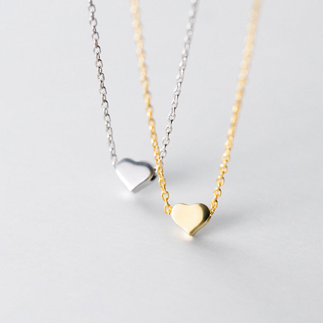 Zwei Silberketten mit einem Herz Anhänger. Die eine Kette ist in Silber gehalten und die andere Silberkette ist vergoldet. Vom Onlineshop für Damenschmuck 1887Gem.
